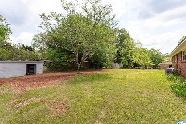 view of yard with a storage unit