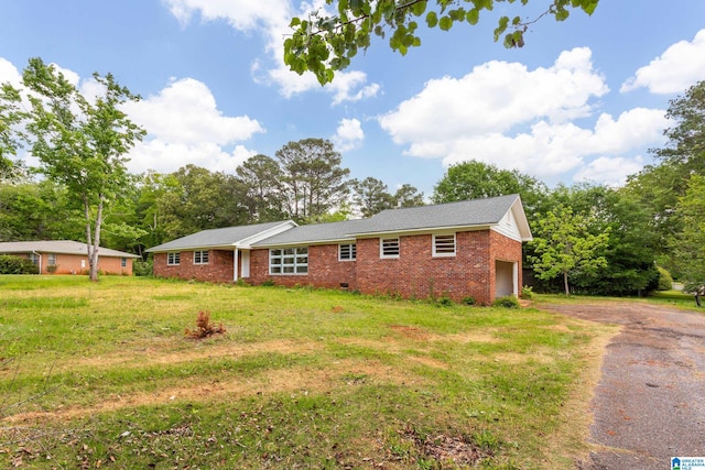 view of front of home featuring a garage and a front yard