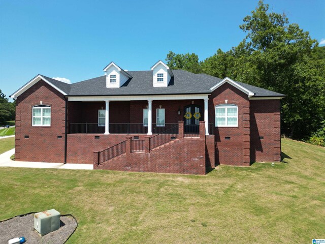 view of front of house featuring a front yard