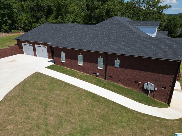 view of front of house featuring a garage and a front yard