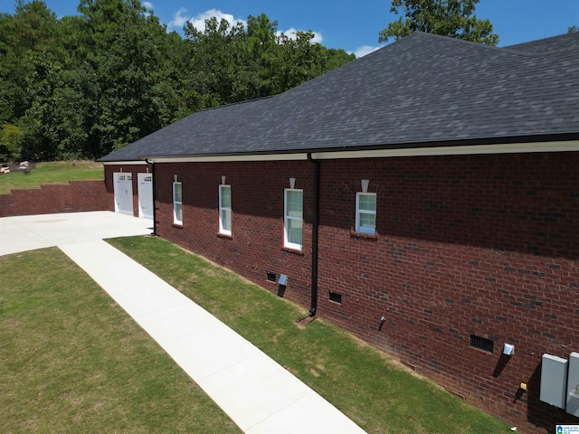 view of side of property featuring a lawn