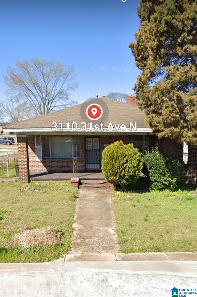 view of front of home featuring a front yard