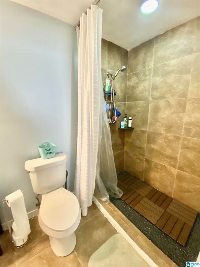 bathroom featuring a shower with shower curtain and toilet