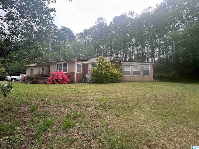 back of house featuring a lawn