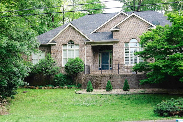 view of front of property with a front lawn