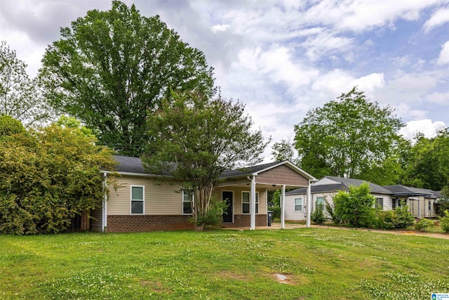 ranch-style house featuring a front yard