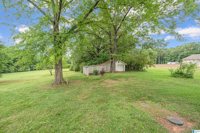 view of yard featuring an outdoor structure