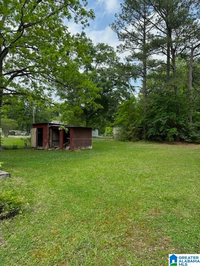 view of yard featuring an outdoor structure