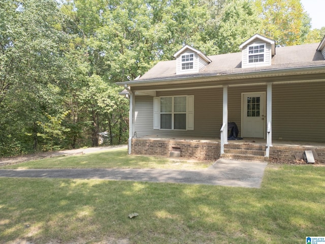 view of front facade with a front yard