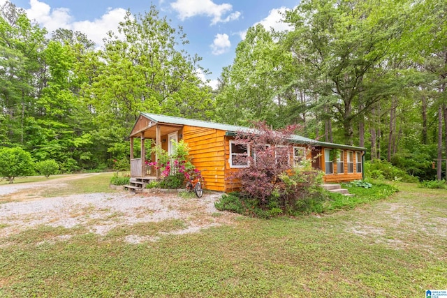 view of side of property featuring a lawn