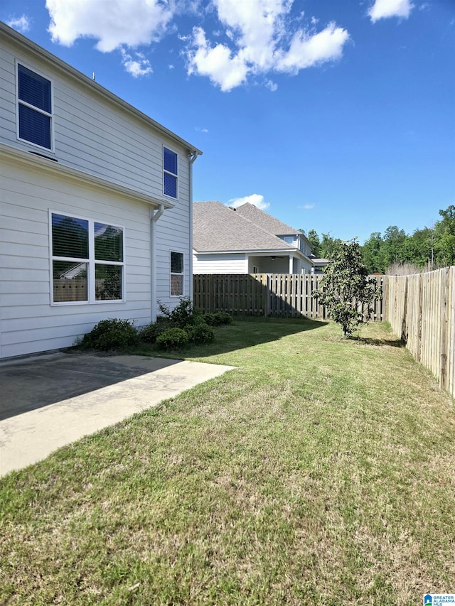 view of yard featuring a patio