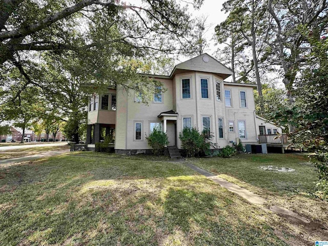 view of front facade featuring a front yard