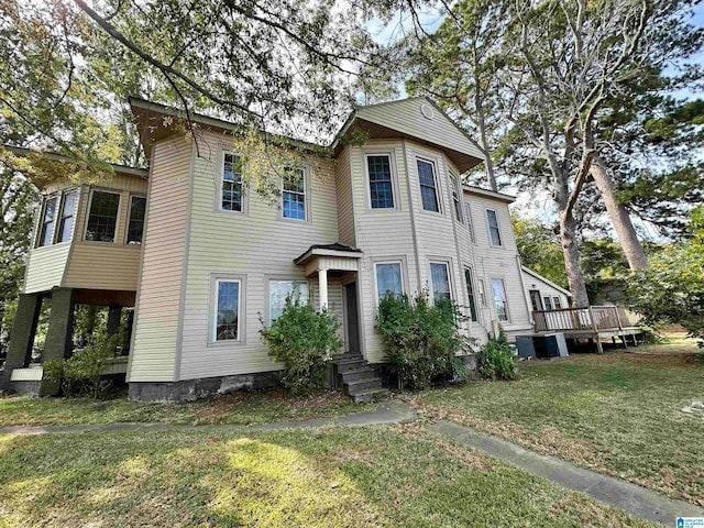 view of front of house featuring a front yard