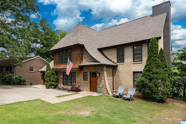 view of front facade with a front yard