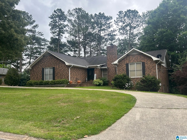 ranch-style house featuring a front lawn