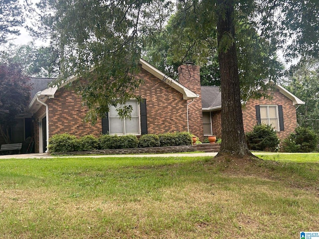 ranch-style house featuring a front yard