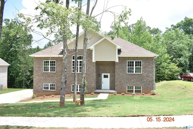 split foyer home featuring a front lawn