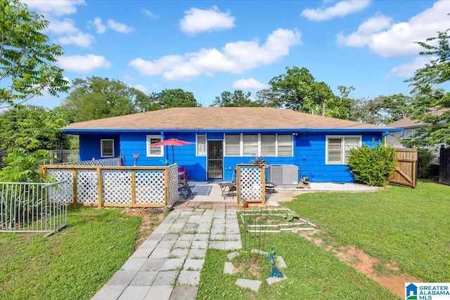 view of front of property with a front yard