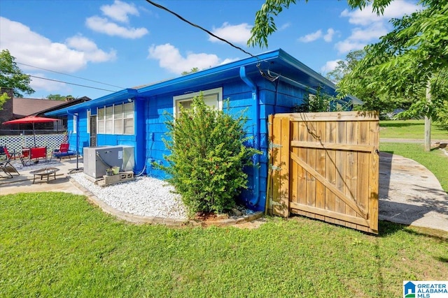 view of shed / structure featuring a lawn