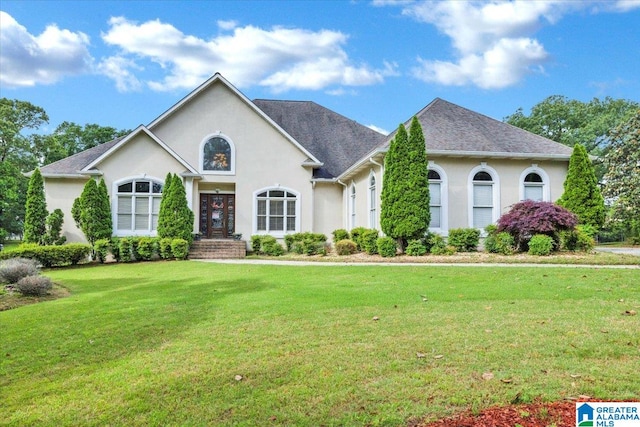 view of front of house featuring a front lawn