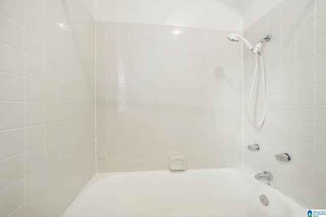 bathroom featuring tiled shower / bath