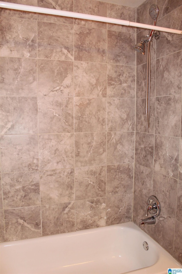 bathroom with tiled shower / bath combo