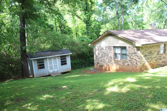 view of yard featuring a shed