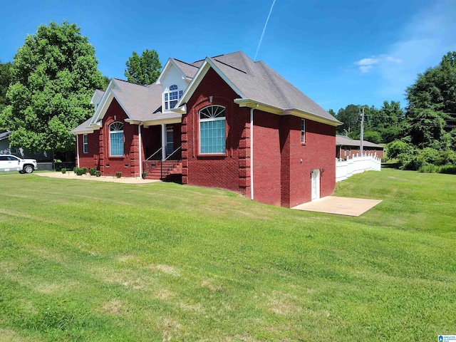 view of front of home featuring a front yard