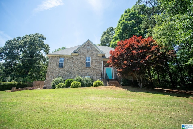 view of front of house featuring a front yard