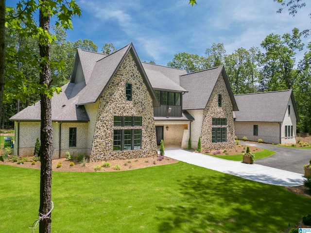 view of front of house featuring a front yard