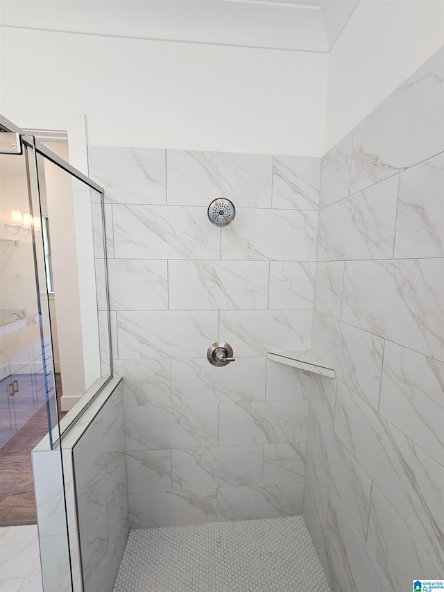 bathroom featuring a tile shower