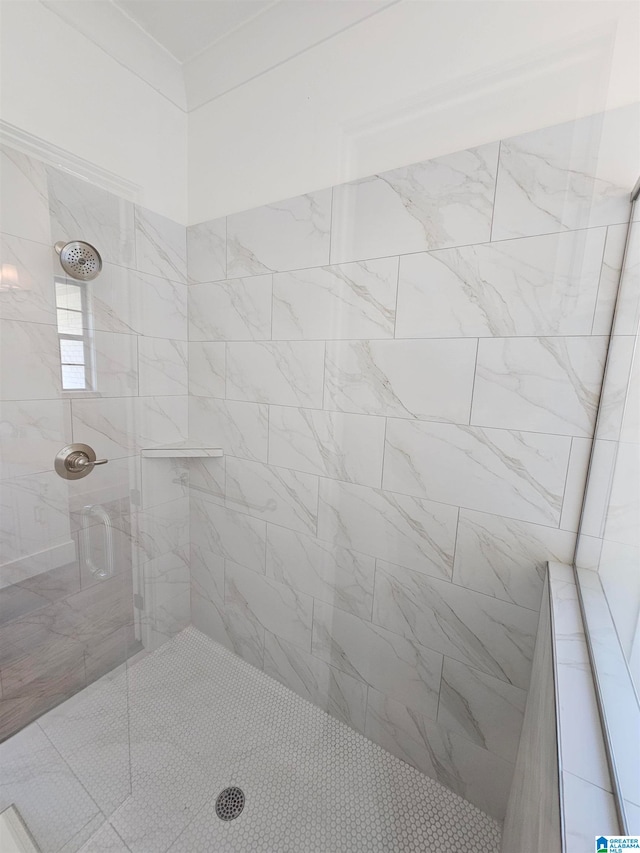 bathroom featuring tiled shower