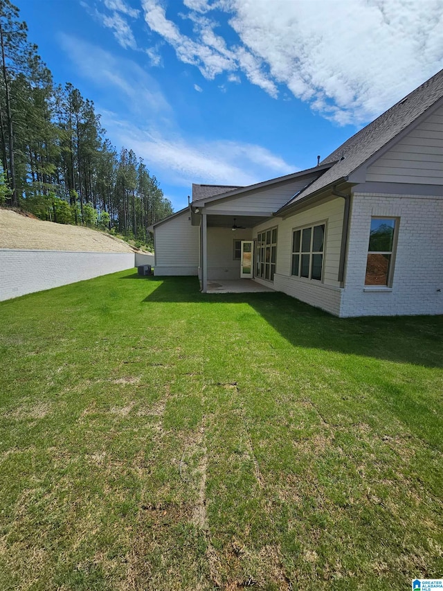 view of yard featuring a patio area