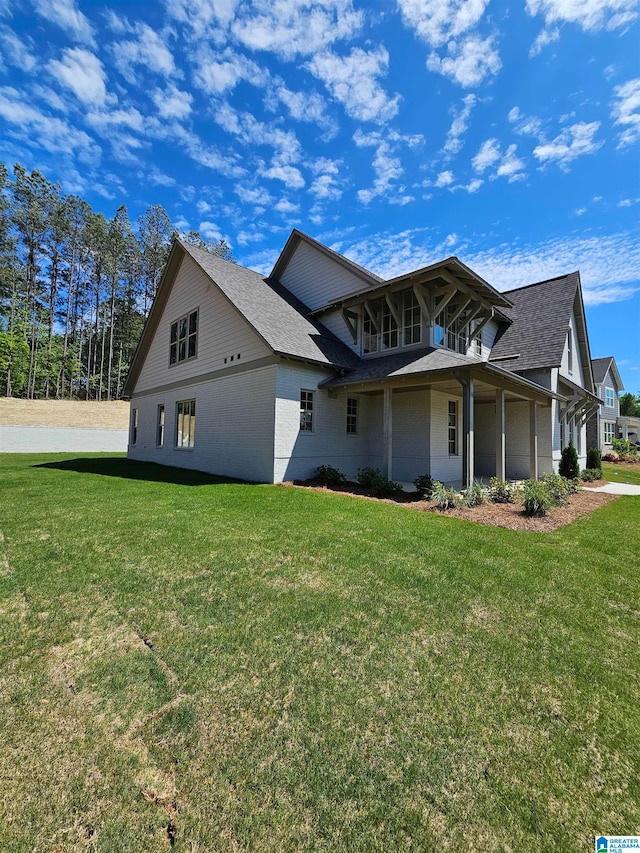 view of front facade with a front yard