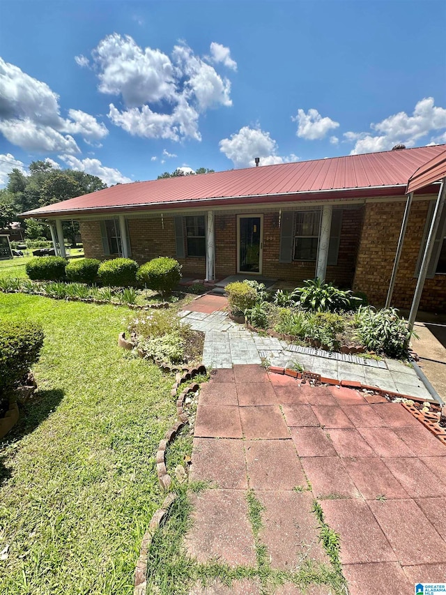 ranch-style house featuring a front lawn