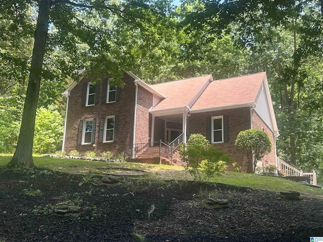 view of front of house featuring a front yard