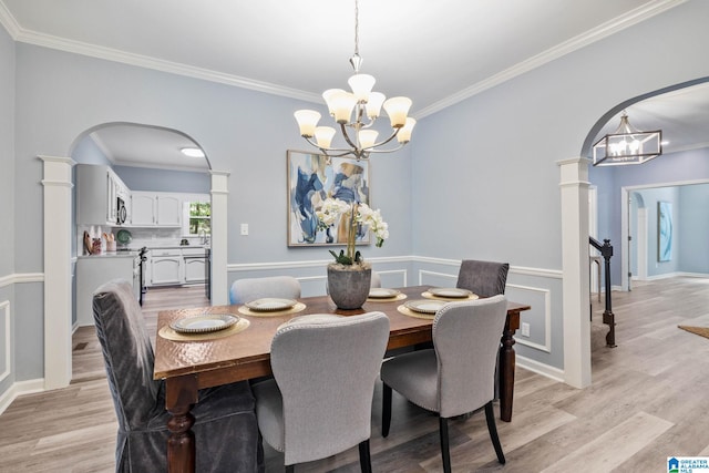 dining area featuring an inviting chandelier, crown molding, and light hardwood / wood-style floors