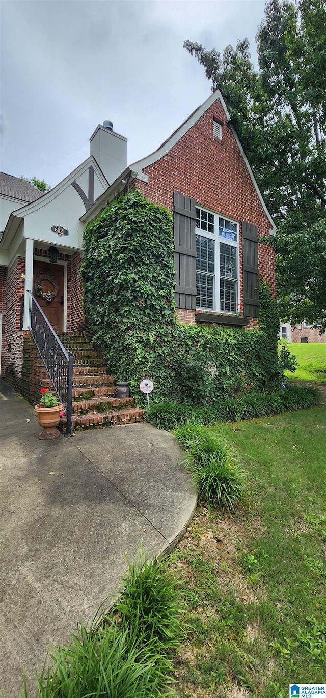 view of side of property featuring a lawn