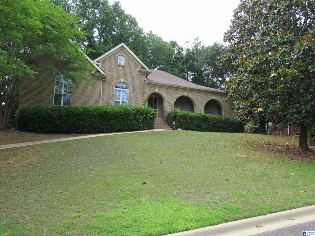 view of front facade with a front yard