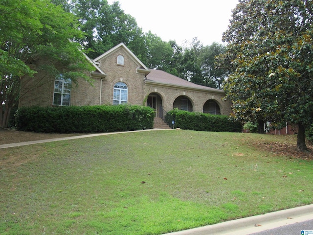 view of front facade with a front yard