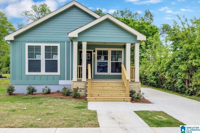 view of front of property featuring a front yard and a porch