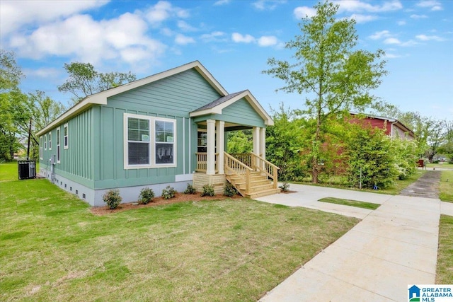 view of front of home featuring a front lawn