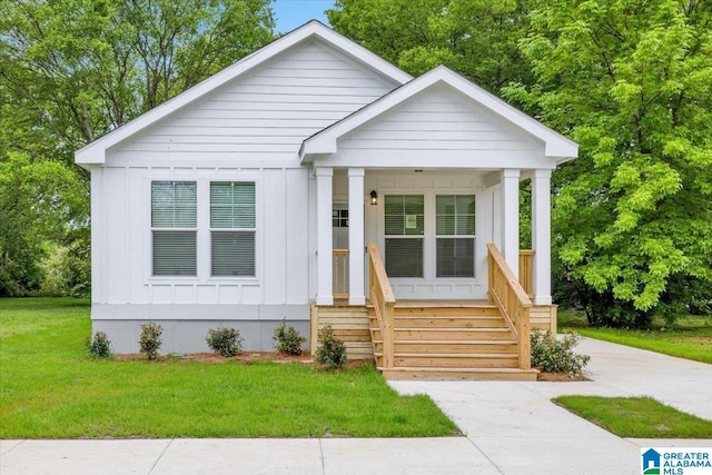 view of front of property with a front lawn