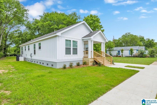 view of front of house with a front lawn