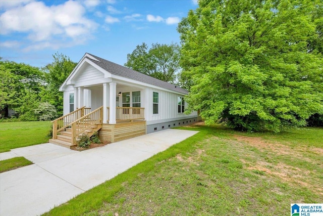 view of front of house featuring a porch and a front yard