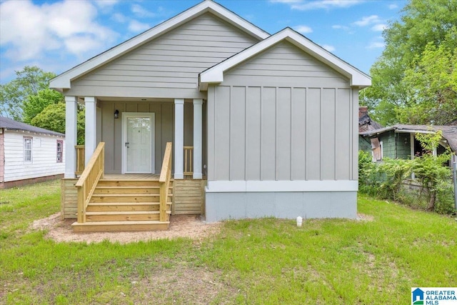 view of front of home featuring a front yard