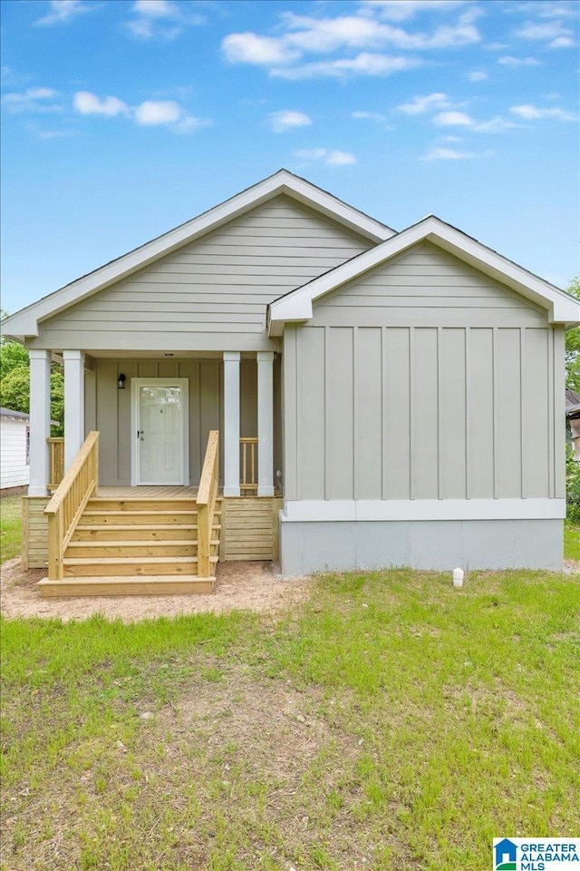 view of front of property with covered porch and a front lawn