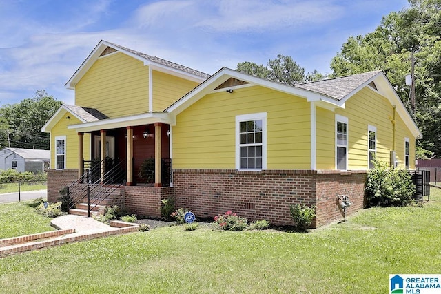 view of front of property with a front lawn and covered porch