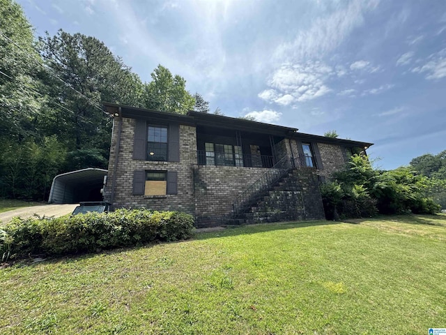 view of front of home featuring a front yard