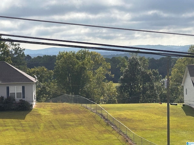 view of yard featuring a mountain view